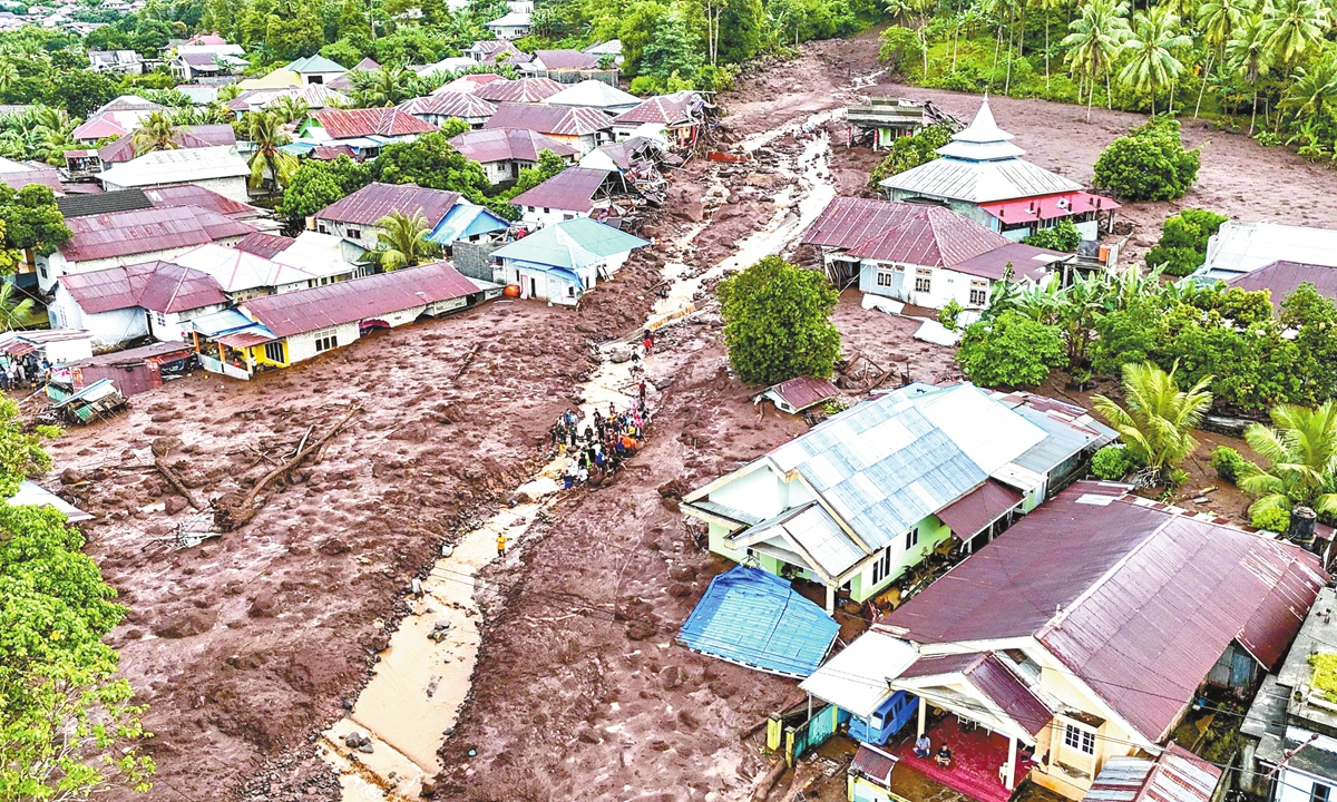 Tim penyelamat dan warga mencari korban yang tertimbun lumpur setelah banjir bandang melanda Desa Rua yang terletak di kaki Gunung Gamalama, Ternate, Maluku Utara, Indonesia pada 25 Agustus 2024. Setidaknya 13 orang tewas akibat banjir yang dipicu oleh hujan deras. Foto: VCG