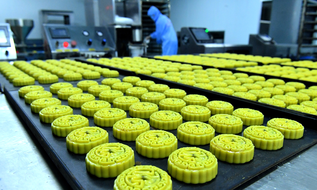 A worker makes mooncakes inside a food plant in Central China's Henan Province on August 26, 2024. Market demand for the sweet has been rising ahead of the upcoming Mid-Autumn Festival on September 17. Photo: cnsphoto