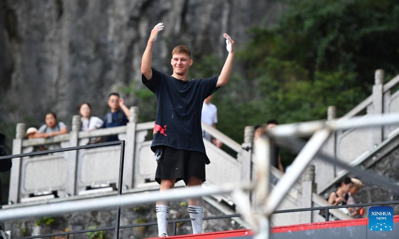 Poland's Krystian Kowalewski interacts with spectators before the 2024 Parkour on the Highest Ladder at the Tianmen Mountain National Forest Park in Zhangjiajie, central China's Hunan Province, on Aug 25, 2024. (Xinhua/Chen Zeguo)