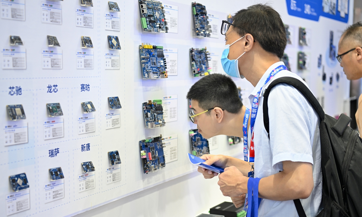 Participants explore a display of electronics components at Elexcon Shenzhen 2024 in Shenzhen, South China's Guangdong Province on August 27, 2024. More than 400 companies exhibited their leading technologies such as embedded artificial intelligence, RISC-V chip technology and intelligent sensors. Photo: VCG