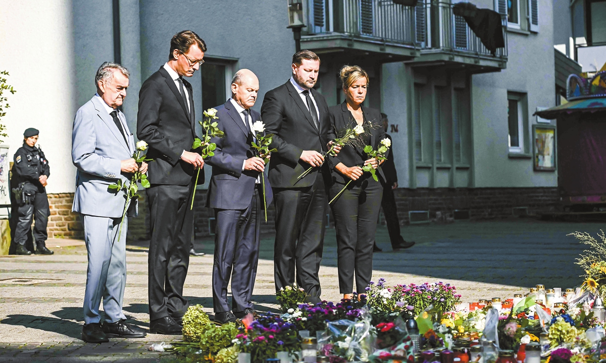 From left, Interior Minister of the State of North Rhine-Westphalia Herbert Reul, North Rhine-Westphalia's State Premier Hendrik Wuest, German Chancellor Olaf Scholz, Solingen's mayor Tim Kurzbach and North Rhine-Westphalia vice State Premier Mona Neubaur arrive to place flowers at a makeshift memorial for the victims at the site of a knife attack in Solingen, western Germany, on August 26, 2024. Photo: AFP