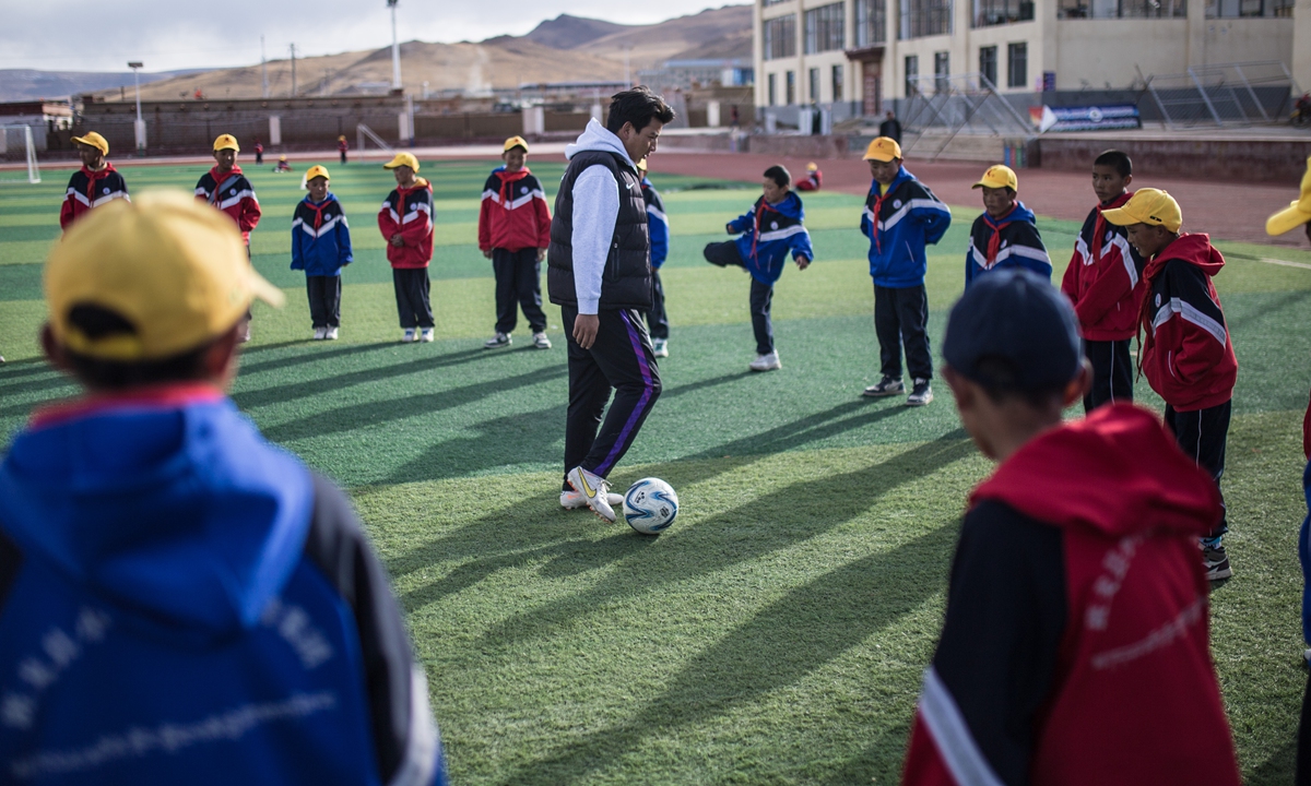 A soccer class at the Sinopec Primary School of Baingoin in Nagqu, Xizang, in October 2024  Photo: Shan Jie/GT