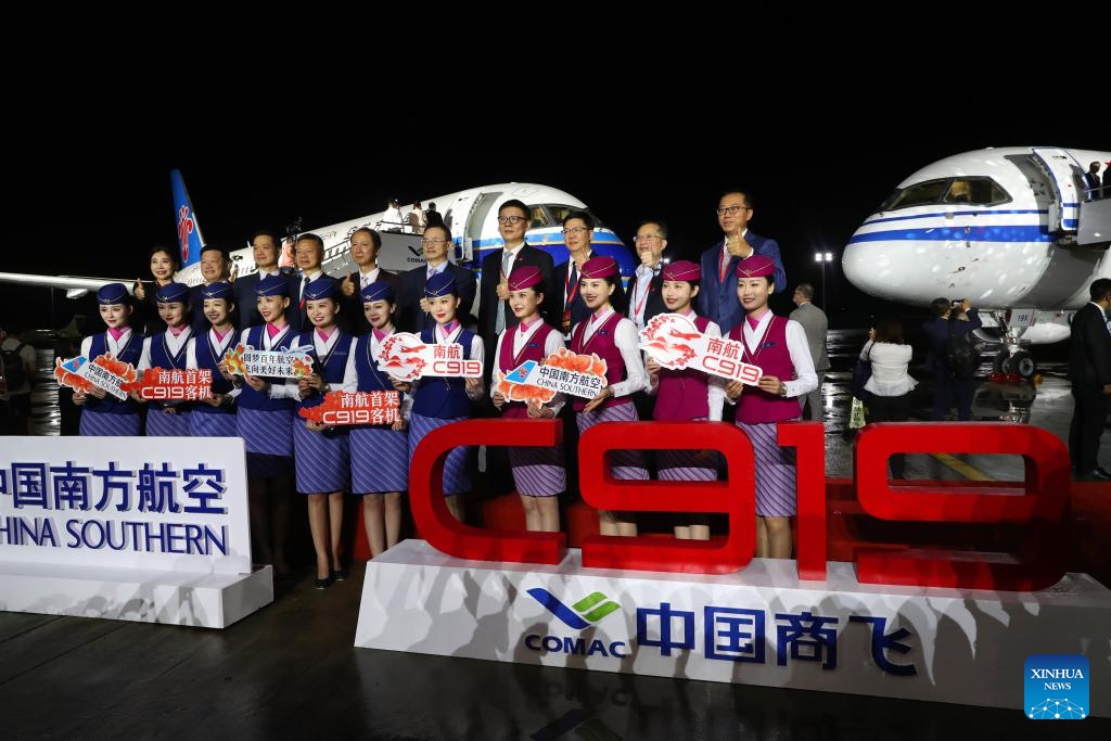 Representatives pose for a group photo in front of China's large passenger aircraft C919 during its delivery ceremony at a manufacturing center of Commercial Aircraft Corporation of China, Ltd. (COMAC) in Shanghai, east China, Aug. 28, 2024. Air China and China Southern Airlines, two major airlines in China, both received their first C919 large passenger aircraft delivered by COMAC here Wednesday. (Photo: Xinhua)