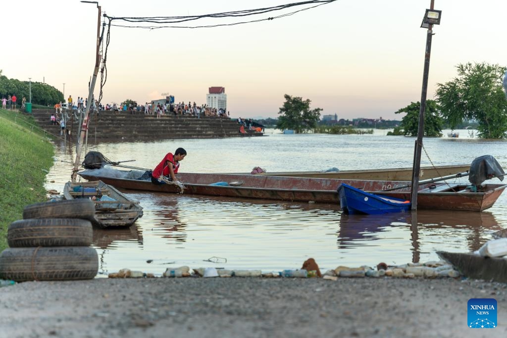 This photo taken on Aug. 27, 2024 shows a villager fishing on Mekong River in Vientiane, capital of Laos. The water level of the Mekong has risen after continuous rainfall during rainy season in Laos. (Photo: Xinhua)