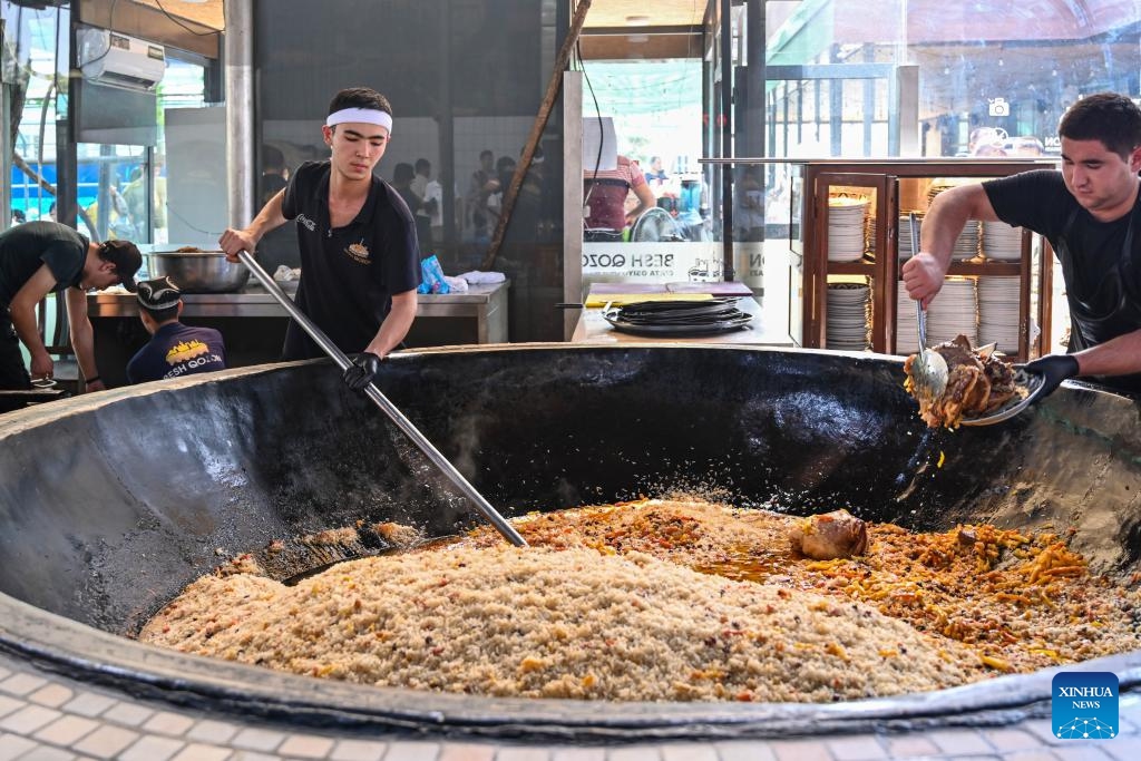 A man cooks plov in Central Asian Plov Centre in Tashkent, Uzbekistan, Aug. 27, 2024. (Photo: Xinhua)