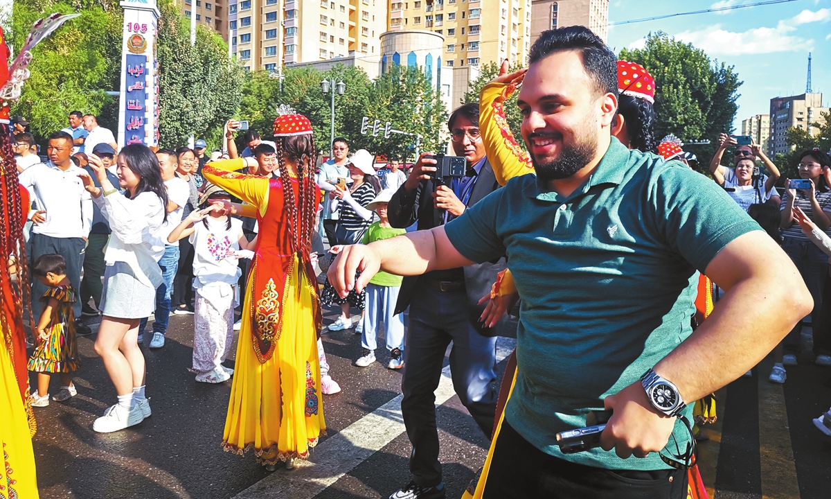 Pakistani journalists dance with local performers at the Kazanqi folk tourism area in Yining, Northwest China's Xinjiang Uygur Autonomous Region, on August 22, 2024. Photo: Zhang Yuying/GT