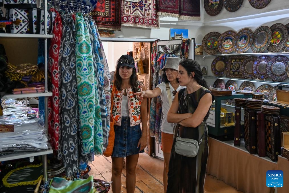 Tourists select souvenirs at a shop in Tashkent, Uzbekistan, Aug. 27, 2024. (Photo: Xinhua)