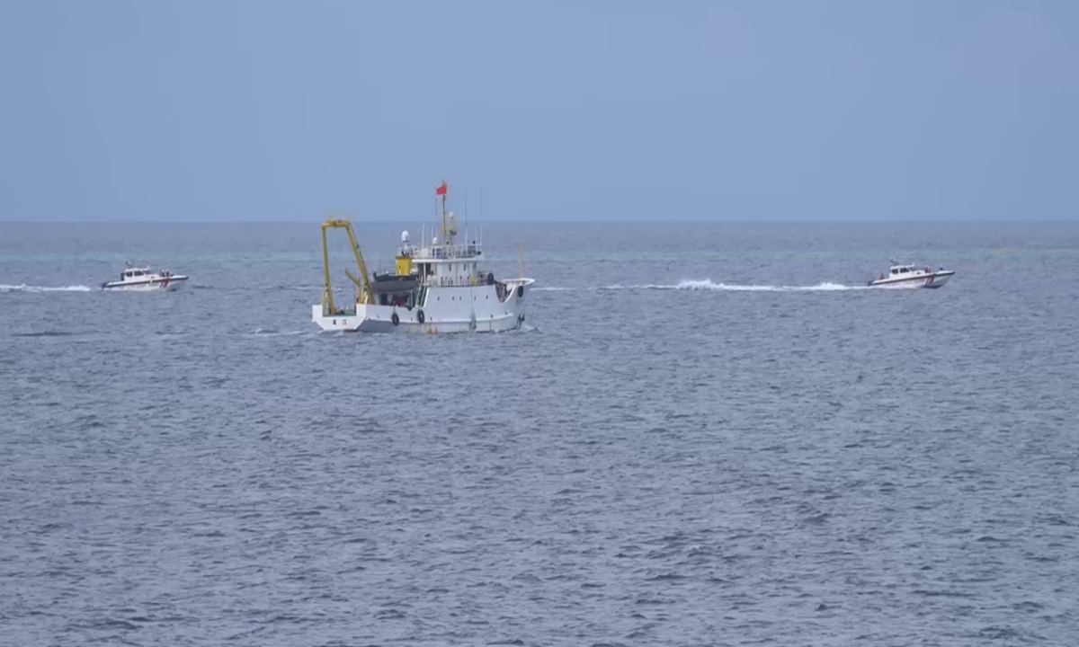 On May 12, the Philippine side replaces their rubber boats with two 15-meter steel boats to continue disrupting China's operations. Photo: screenshot of video provided by Chinese research team