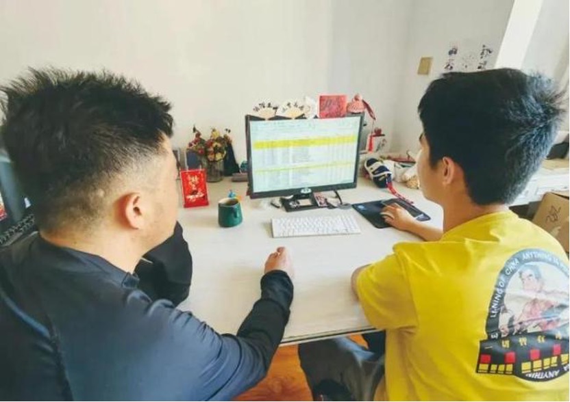 A photo of the father and son studying together (Photo: China.com)