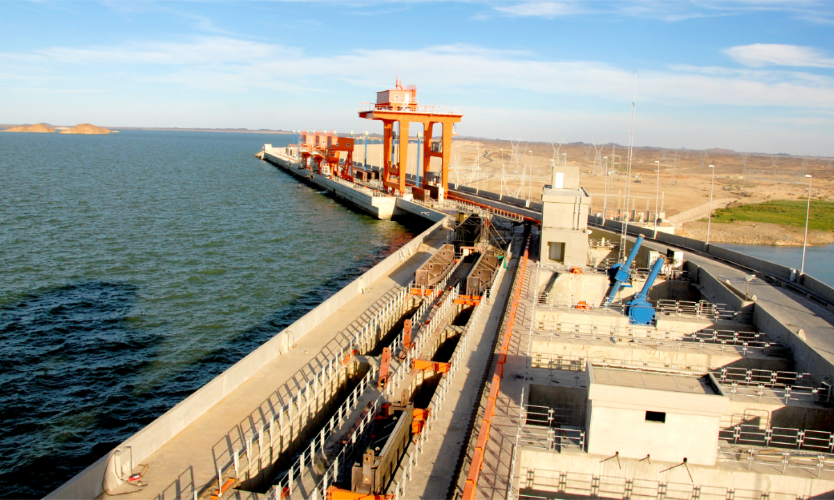 The Dam Complex of Upper Atbara Project (left), the Roseires Dam Heightening Project (center) and the Merowe Dam (right) are collectively appeared as the background for Sudan’s newly issued 100 Sudanese pound banknotes. Photos: Courtesy of the CWE