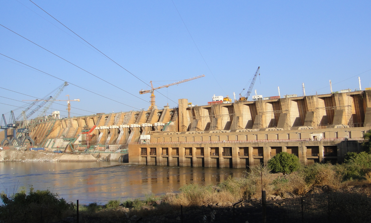 The Dam Complex of Upper Atbara Project (left), the Roseires Dam Heightening Project (center) and the Merowe Dam (right) are collectively appeared as the background for Sudan’s newly issued 100 Sudanese pound banknotes. Photos: Courtesy of the CWE