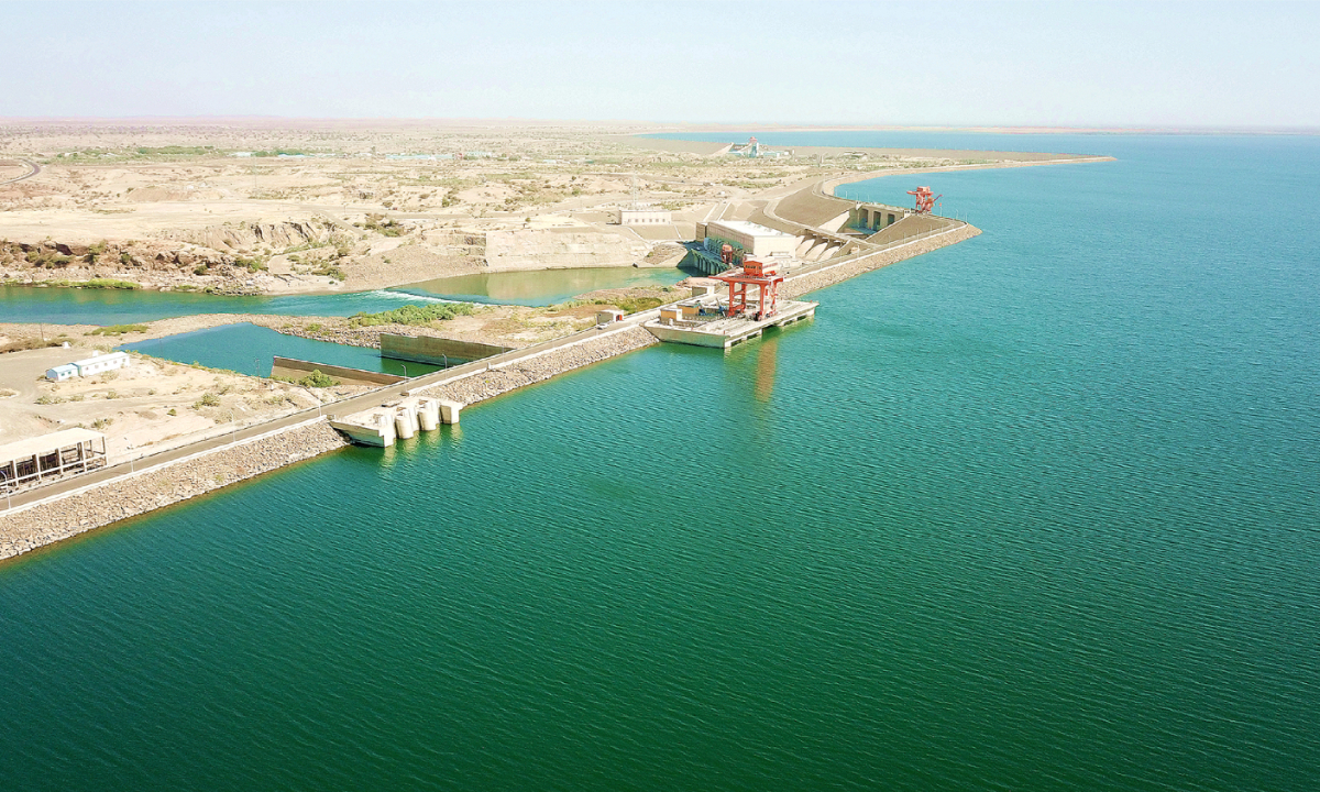 The Dam Complex of Upper Atbara Project (left), the Roseires Dam Heightening Project (center) and the Merowe Dam (right) are collectively appeared as the background for Sudan’s newly issued 100 Sudanese pound banknotes. Photos: Courtesy of the CWE