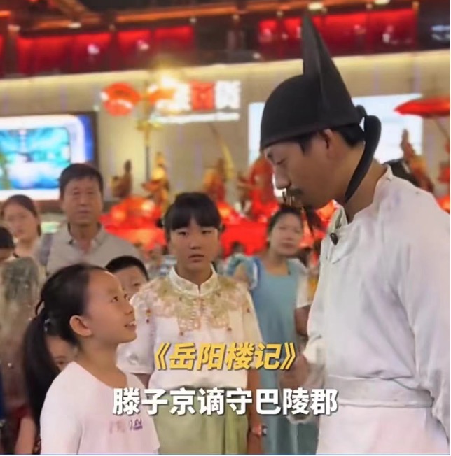 Screenshot of a little Hong Kong girl chanting poems in Cantonese on the street(Photo: Sina Weibo)