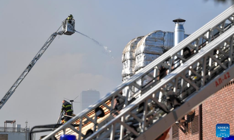 Firefighters work to extinguish a fire at Berezhkovskaya embankment in Moscow, Russia, on Aug. 31, 2024. More than 100 rescue workers with fire-fighting equipment were deployed to contain the blaze that spread across an area of 1,000 square meters, according to the Russian Emergency Situations Ministry. Photo: Xinhua