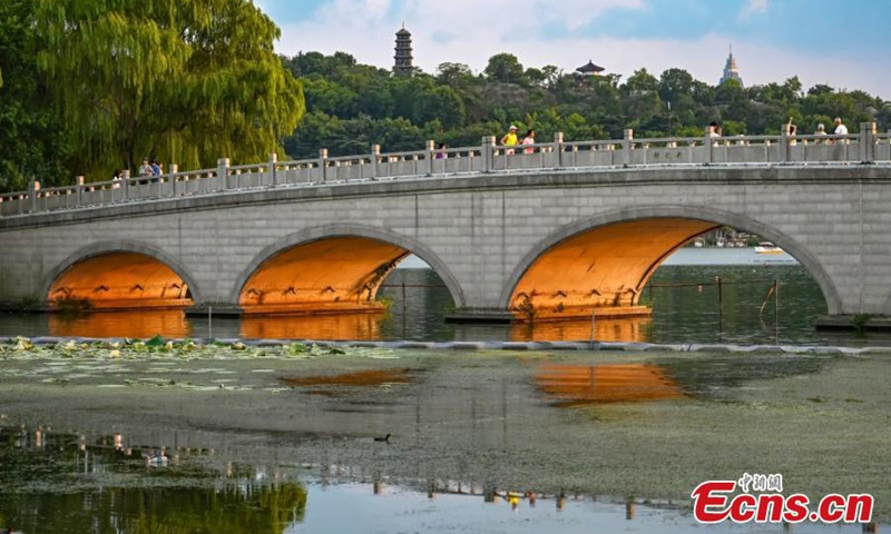 Scenery of Zhong Yu Bridge with sunset glow shining through its holes on Xuanwu Lake in Nanjing, east China's Jiangsu Province, Aug. 29, 2024. Photo: China News Service