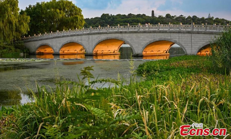 Scenery of Zhong Yu Bridge with sunset glow shining through its holes on Xuanwu Lake in Nanjing, east China's Jiangsu Province, Aug. 29, 2024. Photo: China News Service