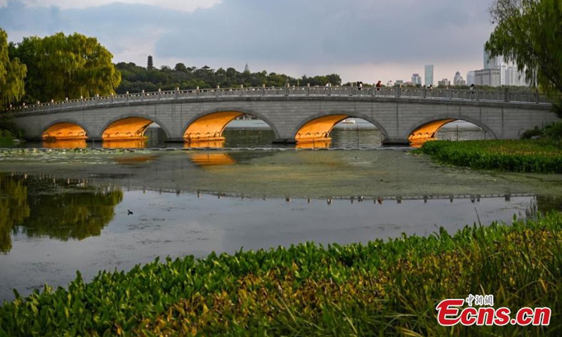 Scenery of Zhong Yu Bridge with sunset glow shining through its holes on Xuanwu Lake in Nanjing, east China's Jiangsu Province, Aug. 29, 2024. Photo: China News Service