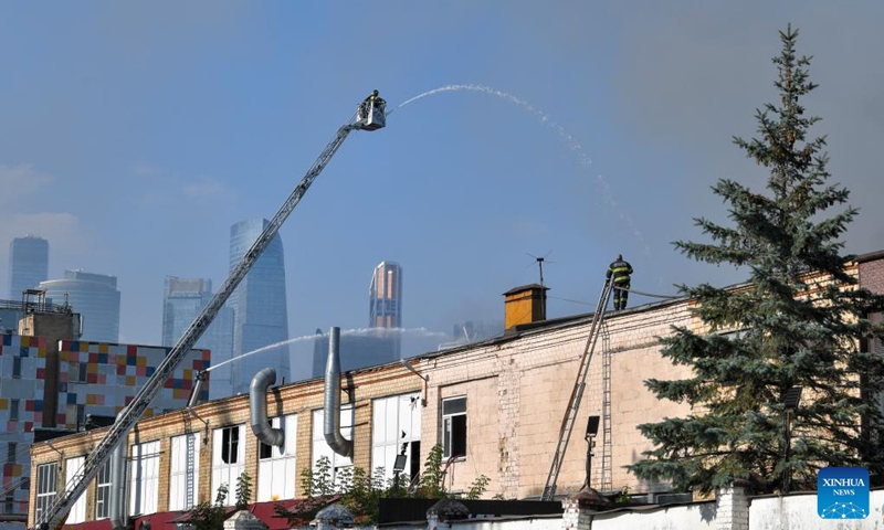 Firefighters work to extinguish a fire at Berezhkovskaya embankment in Moscow, Russia, on Aug. 31, 2024. More than 100 rescue workers with fire-fighting equipment were deployed to contain the blaze that spread across an area of 1,000 square meters, according to the Russian Emergency Situations Ministry. Photo: Xinhua