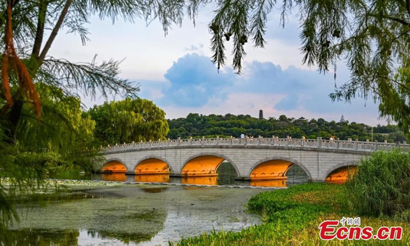 Scenery of Zhong Yu Bridge with sunset glow shining through its holes on Xuanwu Lake in Nanjing, east China's Jiangsu Province, Aug. 29, 2024. Photo: China News Service