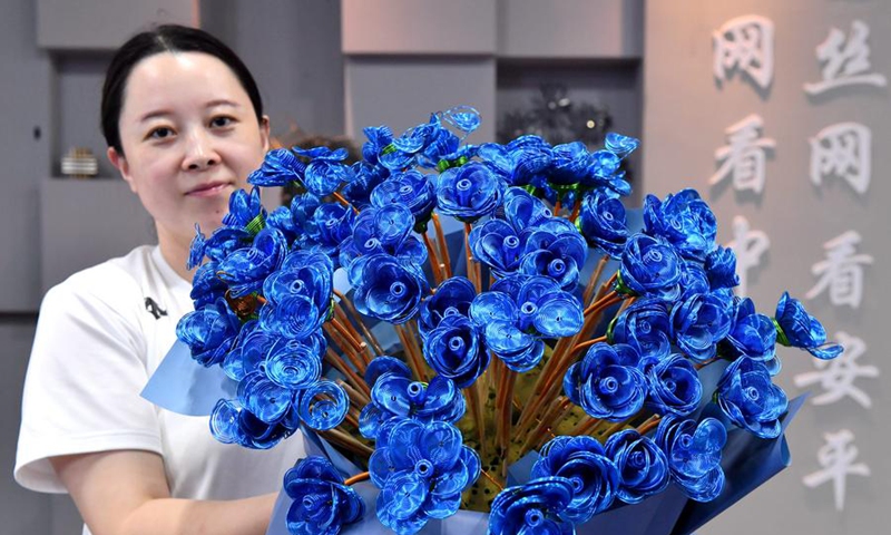 A staff member shows a handicraft made of wire mesh at an exhibition hall in Anping, north China's Hebei Province, Aug. 30, 2024. Photo: Xinhua