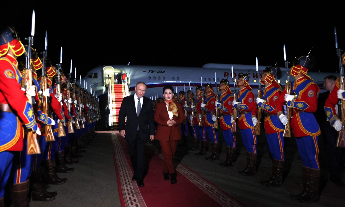 Russia's President Vladimir Putin, accompanied by Battsetseg Batmunkh, Mongolia's Minister of Foreign Affairs, walks past honour guards upon arrival at the airport in Ulaanbaatar on September 2, 2024. Photo: VCG