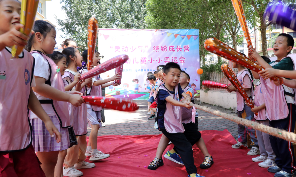 Migrant children play tug of war at a summer camp in Binzhou city, East China’s Shandong Province, on July 30, 2024. Photo: IC