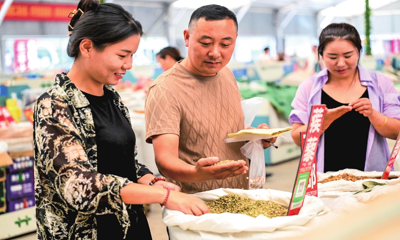 Chinese medicine merchants choose traditional Chinese medicine herbs on September 2, 2024 in Bozhou, East China's Anhui Province, which is also known as the 