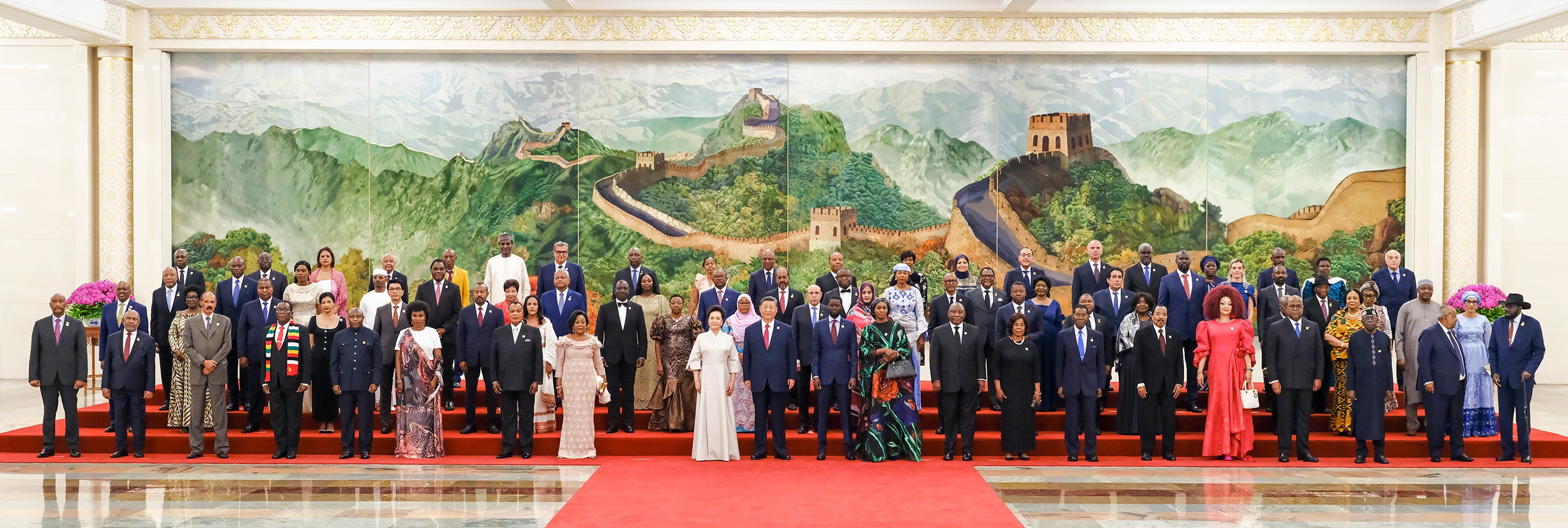 Chinese President Xi Jinping and his <strong></strong>wife, Peng Liyuan, pose for a photo with foreign dignitaries before a welcome banquet for the guests attending the 2024 Summit of the Forum on China-Africa Cooperation, on September 4, 2024, in Beijing. Photo: Xinhua