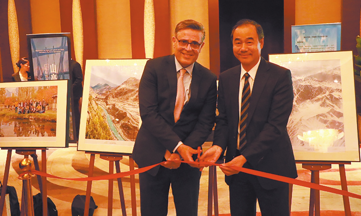 Pakistani Ambassador to China Khalil Hashmi and Ambassador Wang Fukang in the Department of Asian Affairs of China’s Foreign Ministry cut a ribbon. Photo: Courtesy of the Embassy of Pakistan in China 