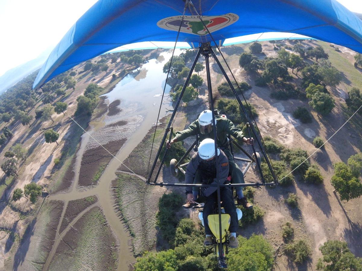 A Chinese volunteer takes a powered delta wing on a patrol with a local ranger in Zimbabwe. Photo: Courtesy of Bu Guijun