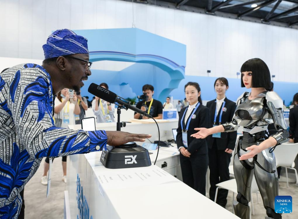 An African journalist interacts with a robot at the media center for the 2024 Summit of the Forum on China-Africa Cooperation (FOCAC) in Beijing, capital of China, Sept. 3, 2024. (Photo: Xinhua)