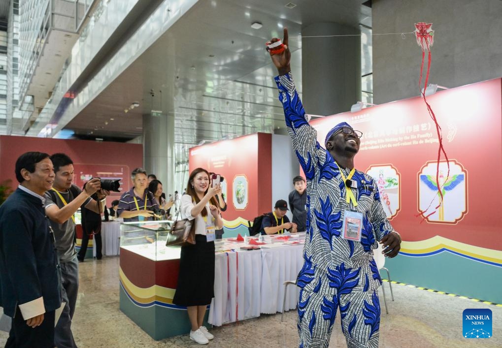 An African journalist flies a kite he made at the media center for the 2024 Summit of the Forum on China-Africa Cooperation (FOCAC) in Beijing, capital of China, Sept. 3, 2024. (Photo: Xinhua)