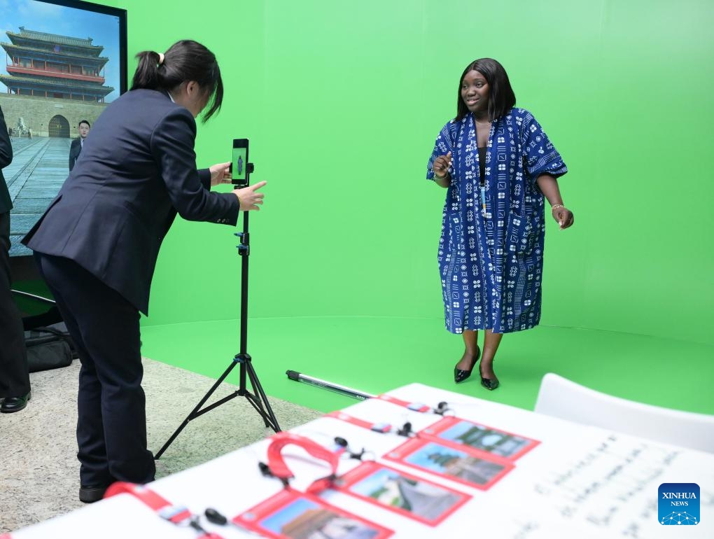 An African journalist experiences AI-powered digital human multi-scene broadcasting at the media center for the 2024 Summit of the Forum on China-Africa Cooperation (FOCAC) in Beijing, capital of China, Sept. 3, 2024. (Photo: Xinhua)