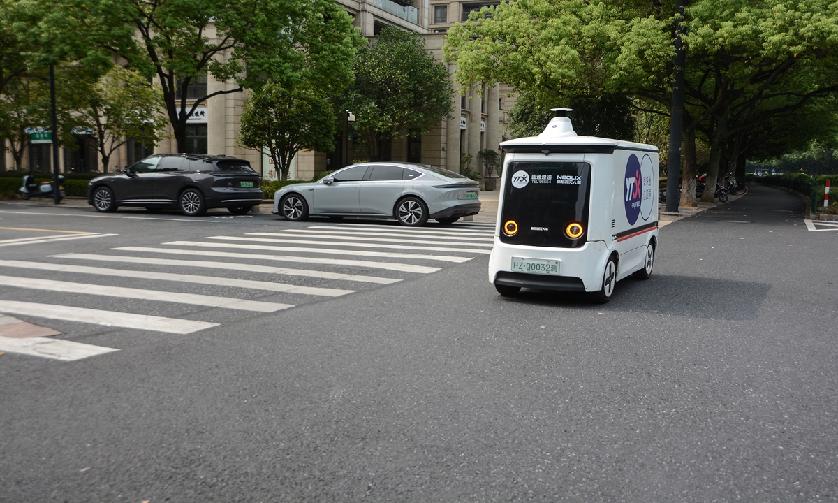 A new-energy autonomous delivery vehicle navigates through the streets and alleys in Hangzhou, capital of East China's Zhejiang Province on September 4, 2024. More Chinese delivery firms have been using autonomous vehicles to deliver packages, which greatly improves efficiency and saves labor costs. Photo: VCG
