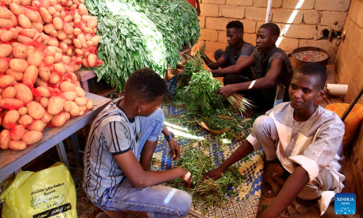 Sudanese volunteers prepare vegetables to be distributed to displaced citizens in Omdurman, Sudan, Oct. 5, 2024. (Photo: Xinhua)