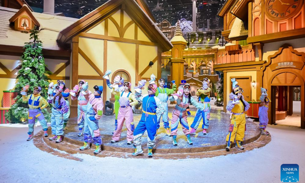 Staff members perform at the Shanghai L+SNOW Indoor Skiing Theme Resort in Shanghai, south China, Sep 6, 2024. Photo:Xinhua