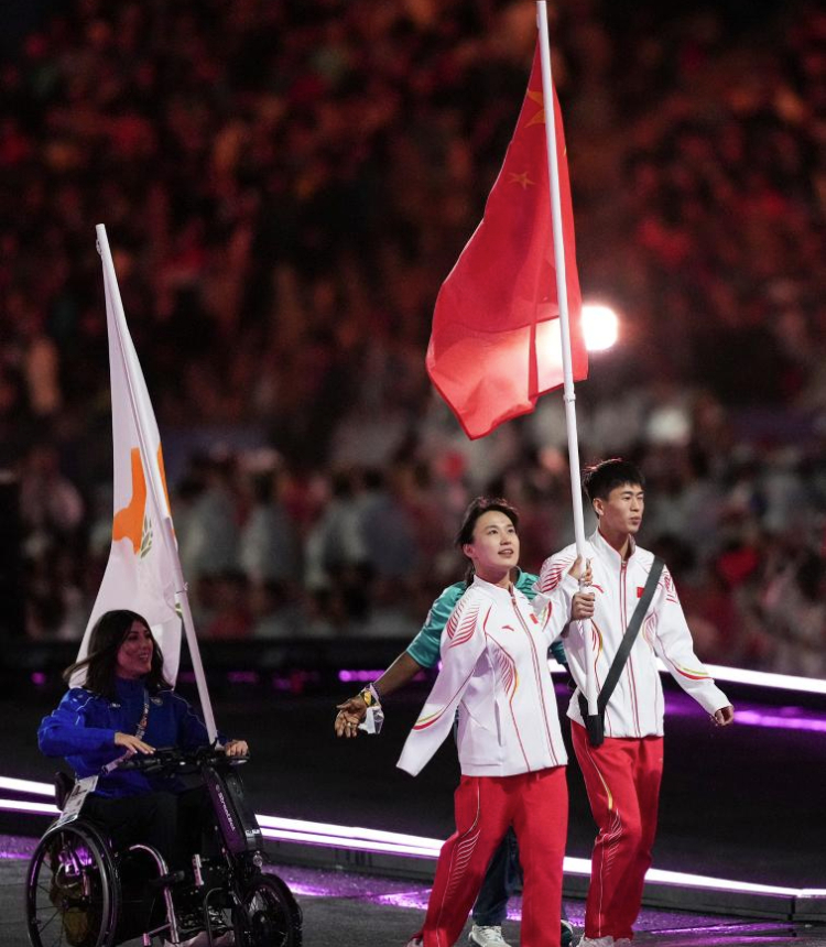 Flag-bearers of China Di Dongdong (1st R) and Jiang Yuyan (2nd R) arrive for the closing ceremony of the Paris 2024 Paralympic Games in Paris, France, Sept. 8, 2024. (Xinhua/Huang Wei)