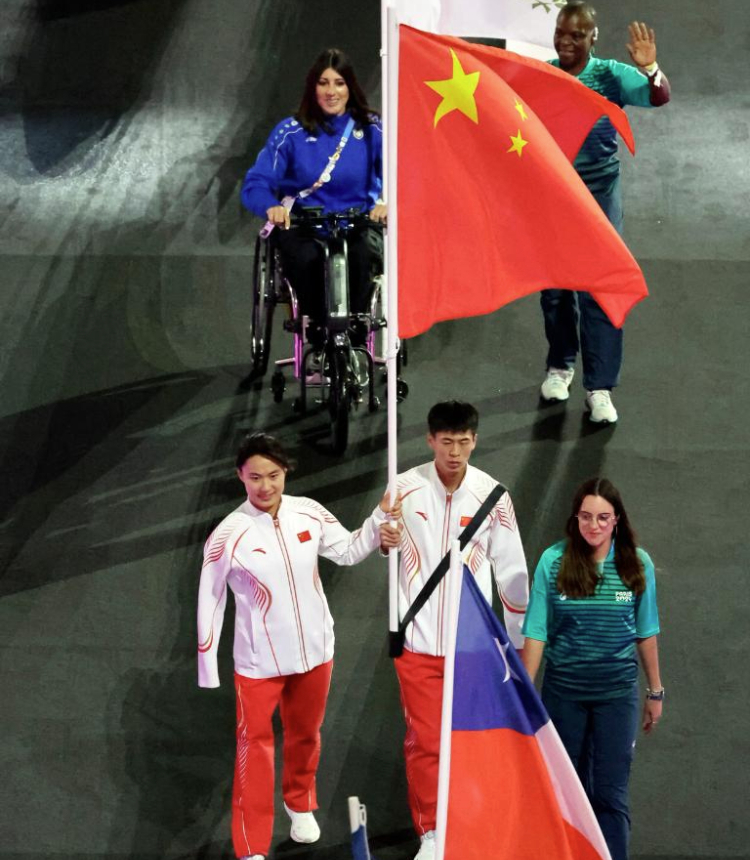 Flag-bearers of China Di Dongdong (front, C) and Jiang Yuyan (front, L) arrive for the closing ceremony of the Paris 2024 Paralympic Games in Paris, France, Sept. 8, 2024. (Xinhua/Hou Jun)