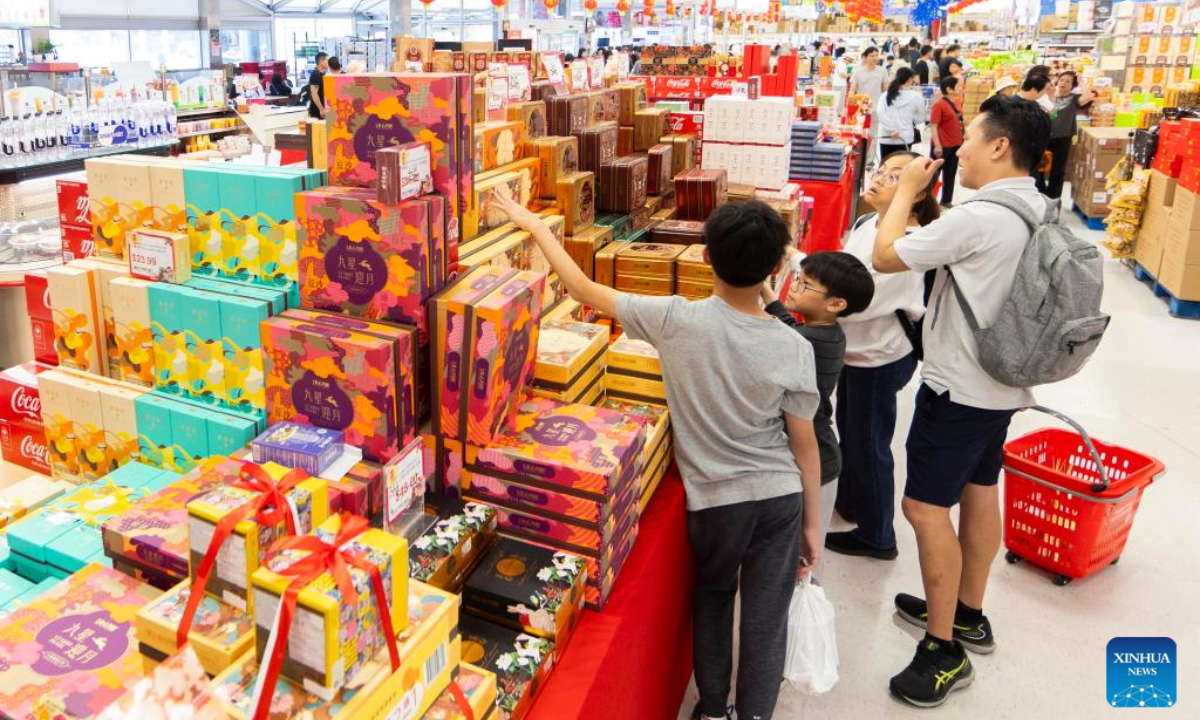 Customers shop for mooncakes ahead of the Mid-Autumn Festival at a supermarket in Toronto, Canada, on Sep 15, 2024. The Chinese Mid-Autumn Festival falls on Sep 17 this year.