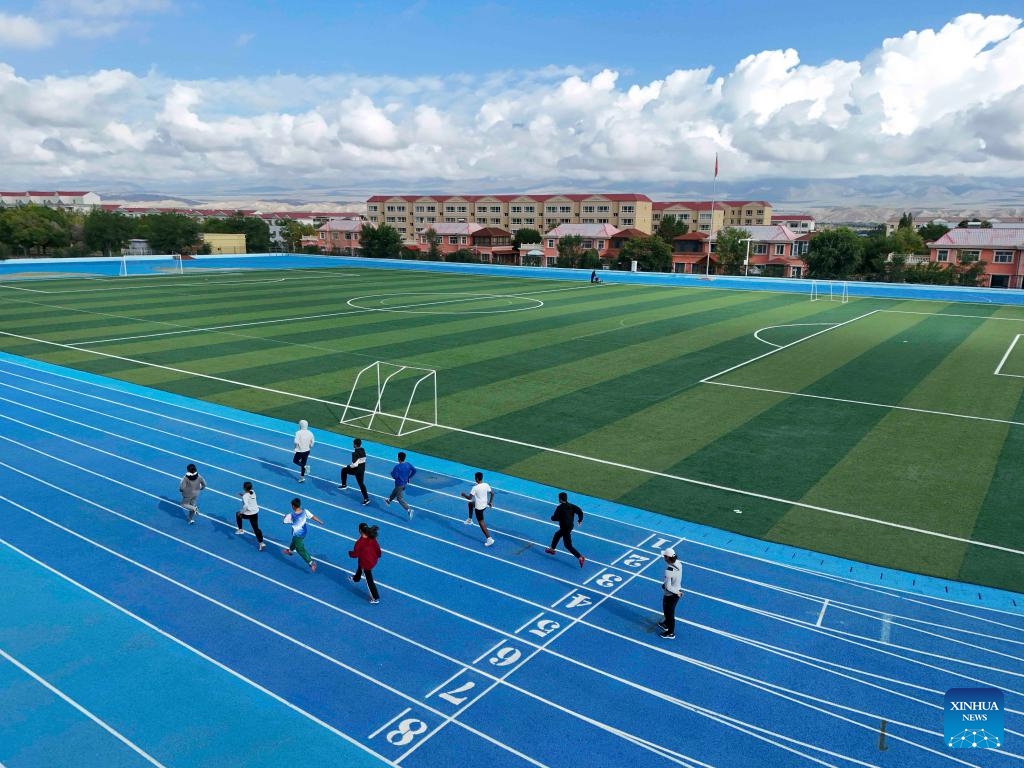 An aerial photo taken on Aug. 30, 2024 shows members of a local middle and long-distance running team during a training session at a local stadium in Wenquan County in the Mongolian Autonomous Prefecture of Bortala, northwest China's Xinjiang Uygur Autonomous Region. The team belongs to the Xinjiang disabled middle and long-distance running training base in the support of disabled persons federations at all levels. (Photo: Xinhua)