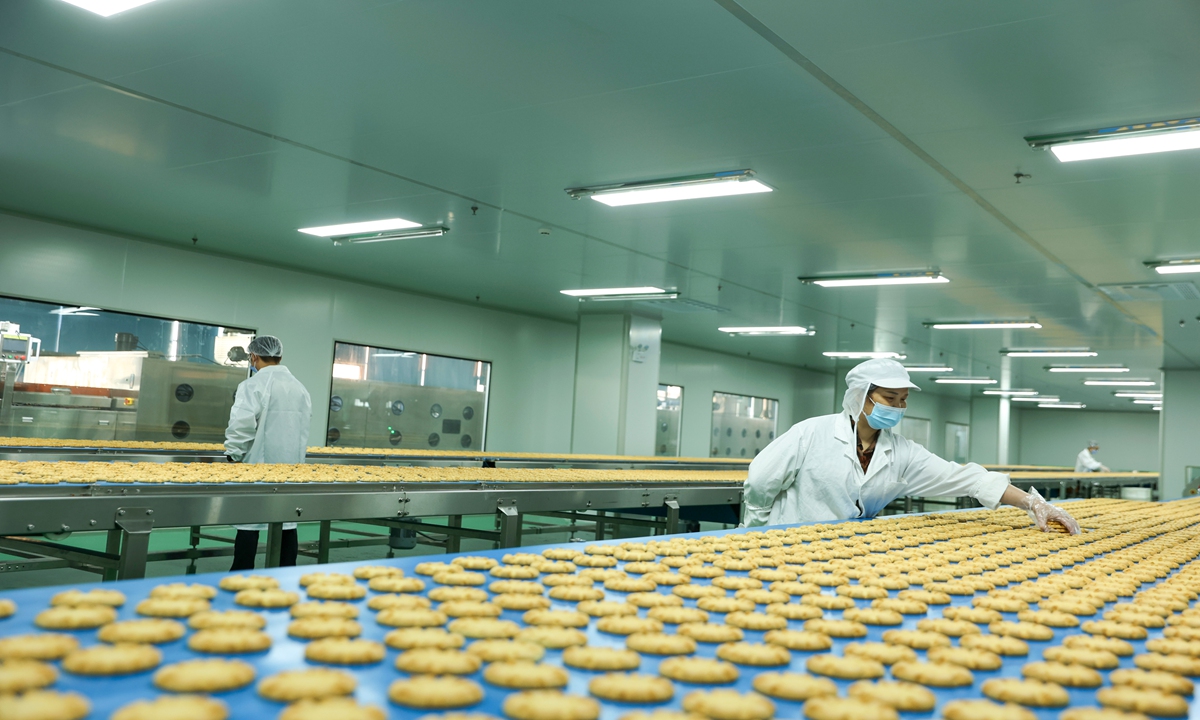 Workers busily make mooncakes on the production line at a workshop in Jiujiang, East China's Jiangxi Province on September 5, 2024. As the Mid-Autumn Festival, which falls next week, approaches, relevant consumption has reached a peak and companies are bustling to meet market demand. Photo: VCG