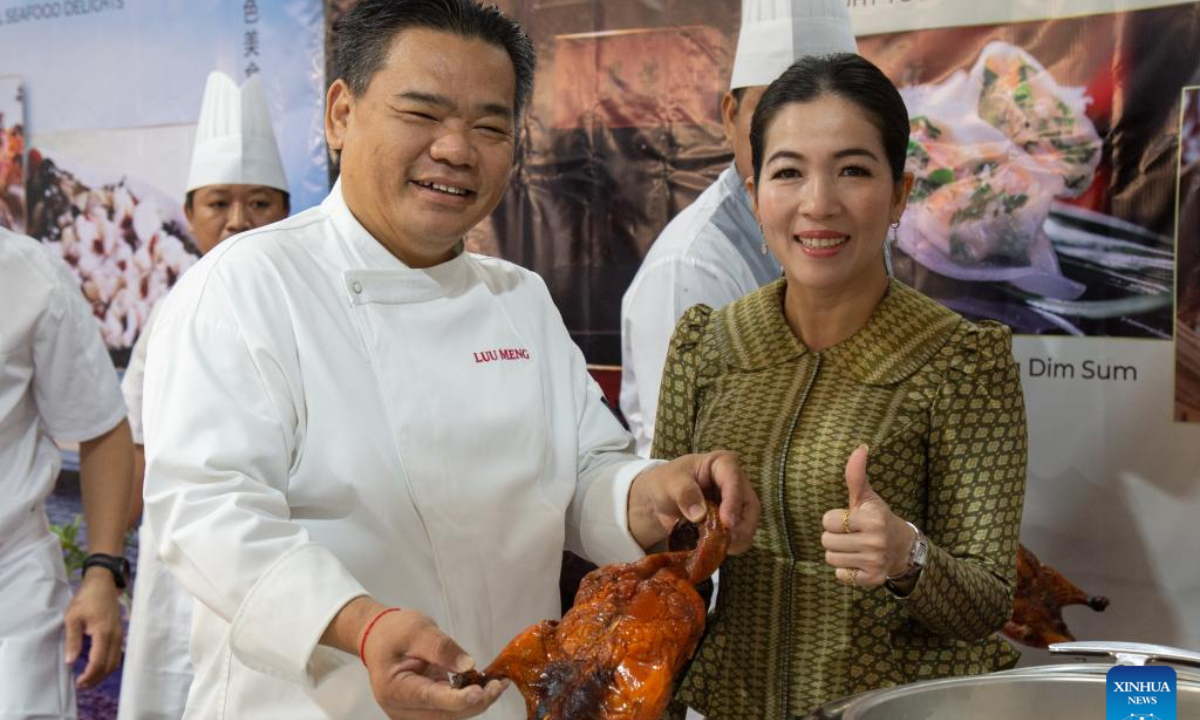 A chef shows a roasted duck during the Cambodia-China Gastronomy Week in Siem Reap province, Cambodia on Oct. 26, 2024. A two-day Cambodia-China Gastronomy Week kicked off here in northwest Cambodia's Siem Reap province on Saturday, attracting food lovers. (Photo: Xinhua)