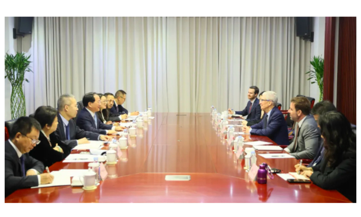 China’s Minister of Industry and Information Technology, Jin Zhuanglong, meets with Apple CEO Tim Cook on Wednesday. Photo: snapshot from the website of MIIT.