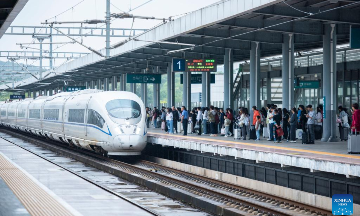 Passengers prepare to board a train at Loudi South Railway Station in Loudi, central China's Hunan Province, Oct 1, 2024. Tuesday marks the first day of China's National Day holiday. China is expected to see 175 million railway trips during the 10-day travel rush, which runs from Sep 29 to Oct 8, according to China State Railway Group Co., Ltd. Photo:Xinhua