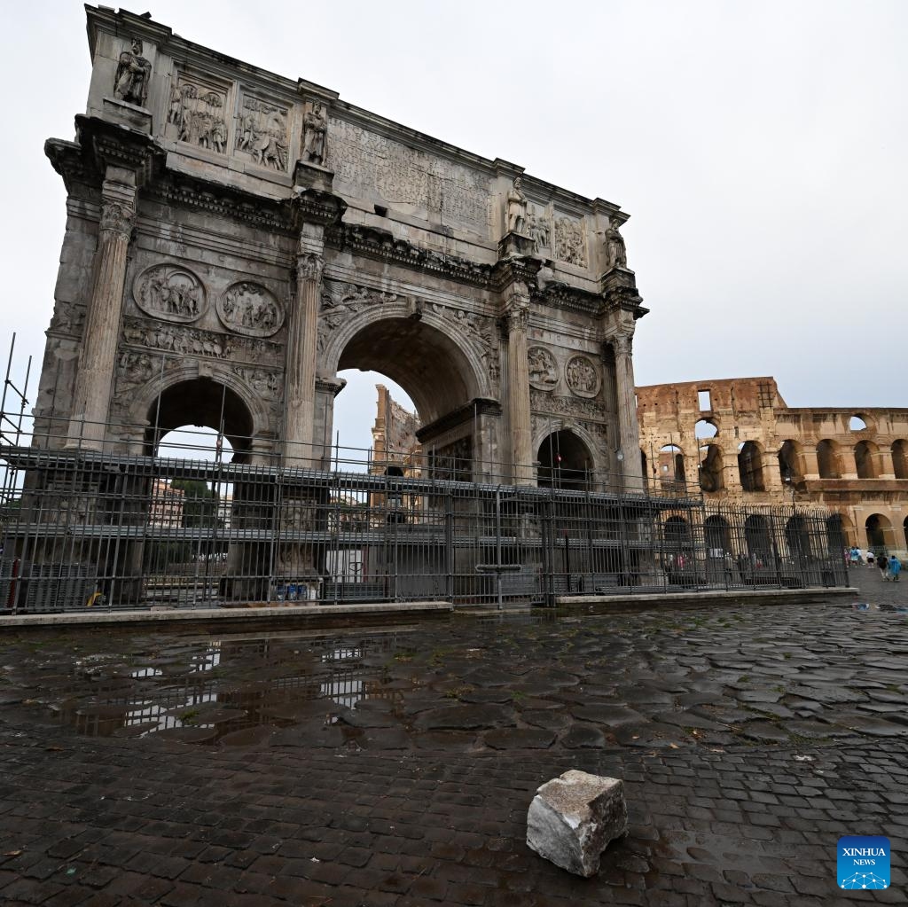 Photo taken on Sept. 3, 2024 shows a fragment falling from the Arch of Constantine in a thunderstorm in Rome, Italy. Italy has been battered by storms in the last few hours, with risk warnings issued for several regions on Wednesday, according to the country's Civic Protection Agency. The warning came after streets flooded in several cities on Tuesday, causing disruption to local transport. In Rome, the landmark Constantine Arch was damaged by lightning during a thunderstorm. (Photo: Xinhua)