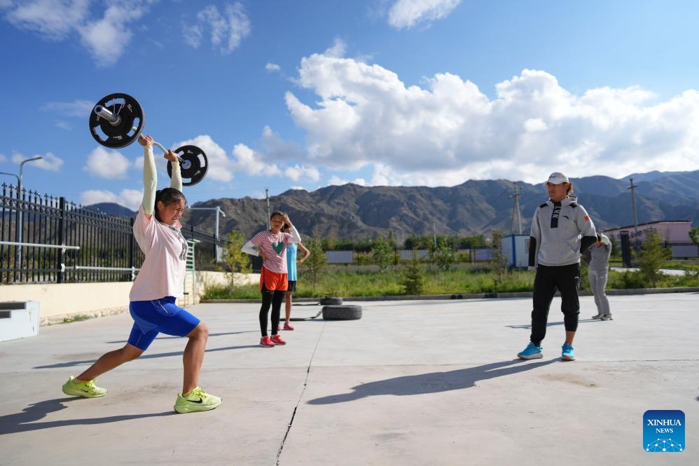 Runner Rukeya Mamatali (1st L) of a local middle and long-distance running team attends a training session in Wenquan County in the Mongolian Autonomous Prefecture of Bortala, northwest China's Xinjiang Uygur Autonomous Region, Aug. 30, 2024. The team belongs to the Xinjiang disabled middle and long-distance running training base in the support of disabled persons federations at all levels. (Photo: Xinhua)