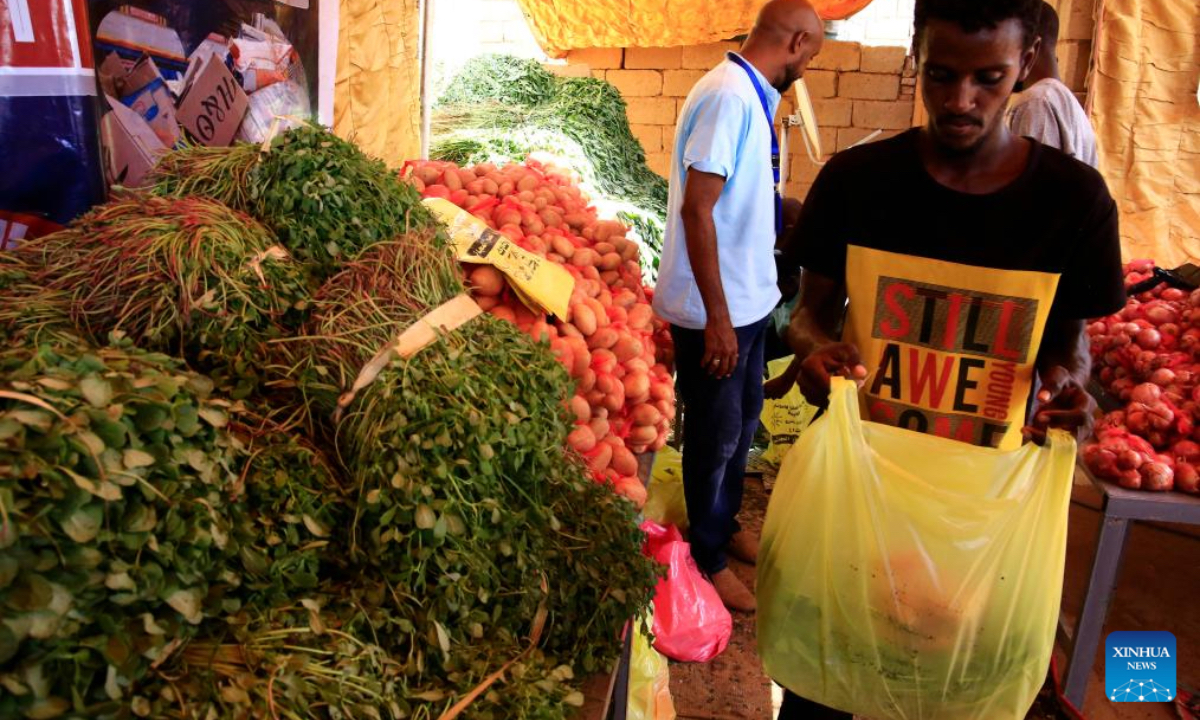 Sudanese volunteers prepare vegetables to be distributed to displaced citizens in Omdurman, Sudan, Oct. 5, 2024. (Photo: Xinhua)