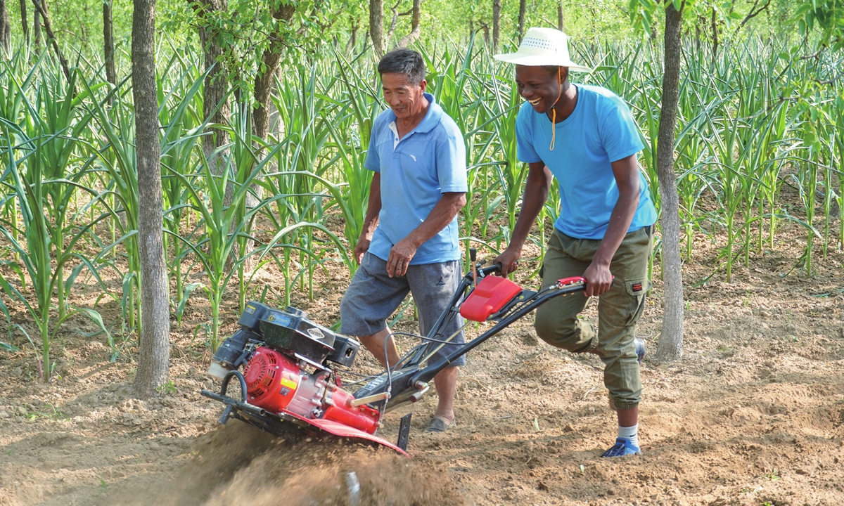 Tungamirai Eric Mupona tries his <strong></strong>hand at farming in a village in North China's Shanxi Province in 2021. Photo: Courtesy of Tungamirai Eric Mupona