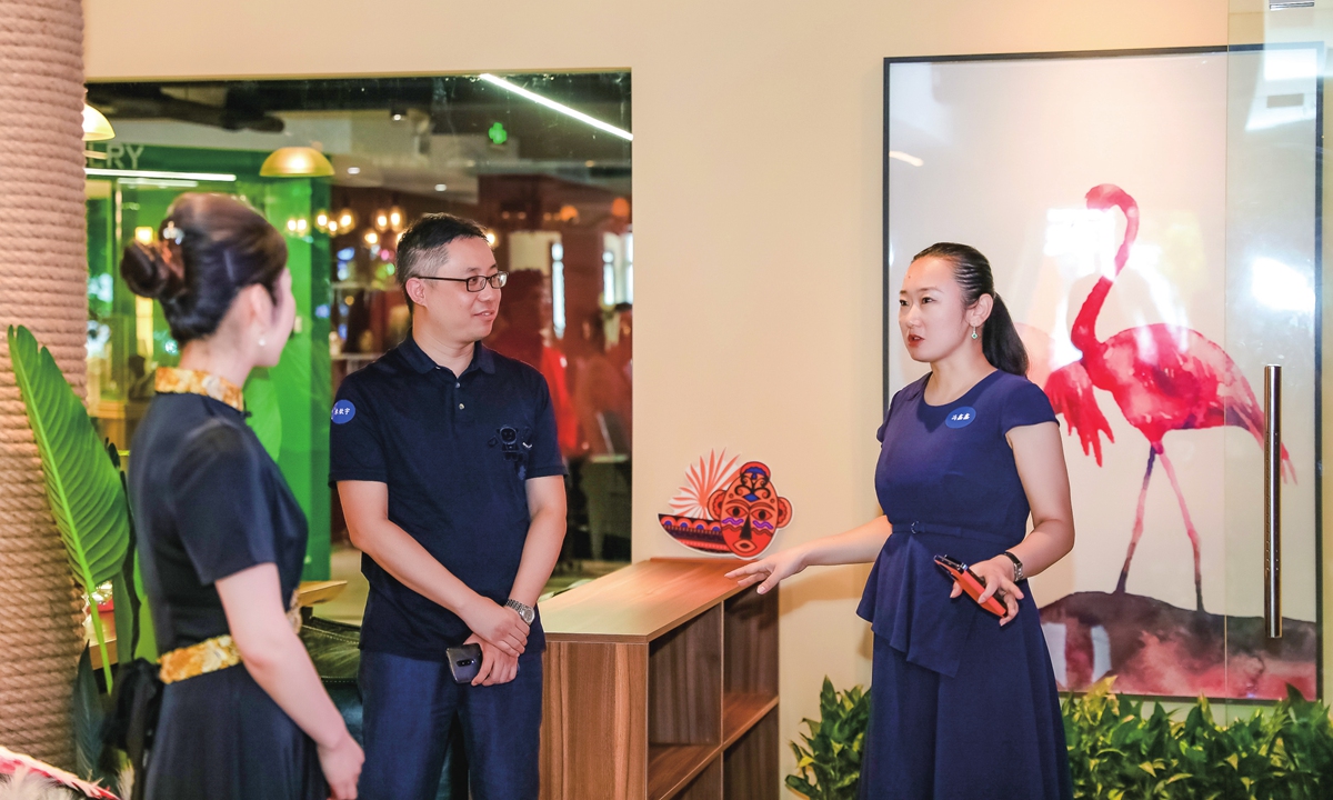 Feng Xinxin (right) introduces the African exhibition hall to members of the Beijing Overseas Chinese Chamber of Commerce in 2022. Photo: Courtesy of Feng Xinxin