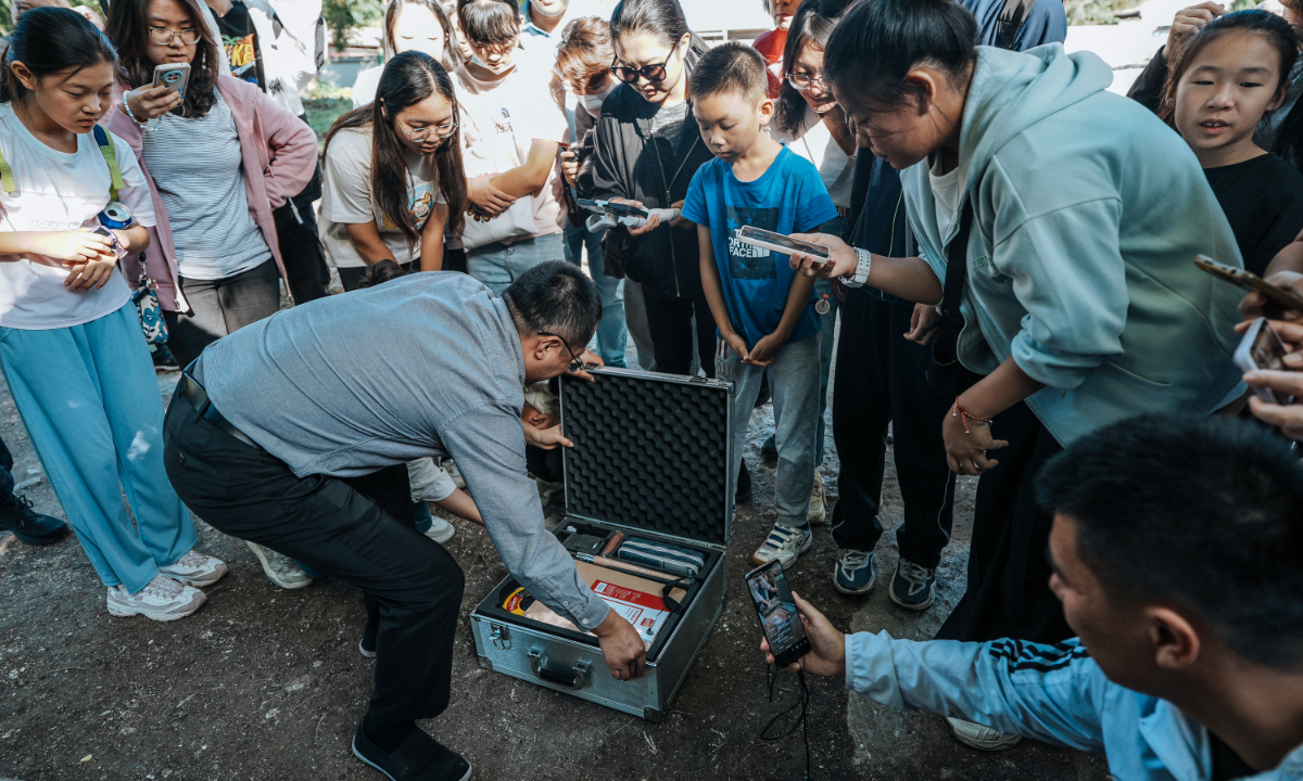 The public open day event at the Wenyuan Pavilion relic site in the Old Summer Palace, or Yuanmingyuan, in Beijing, invited over twenty students on Sunday. Photo: Li Hao